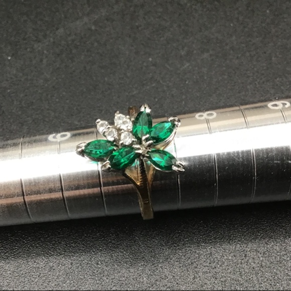 Goldtone/Silvertone Ring with Clawset White and Green Rhinestones size 7. - Picture 3 of 5